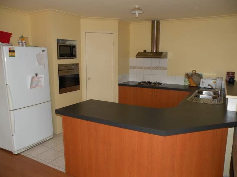 8 Astair Avenue SOUTH MORANG, South Morang - Thumbnail 5