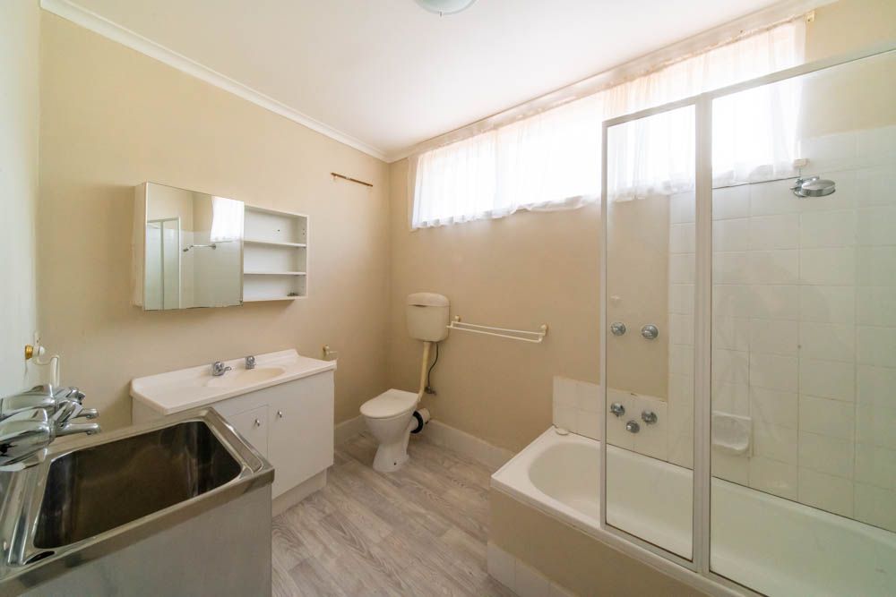 ** Drop in Price ** Ground level 1 bedroom in the heart of Ivanhoe