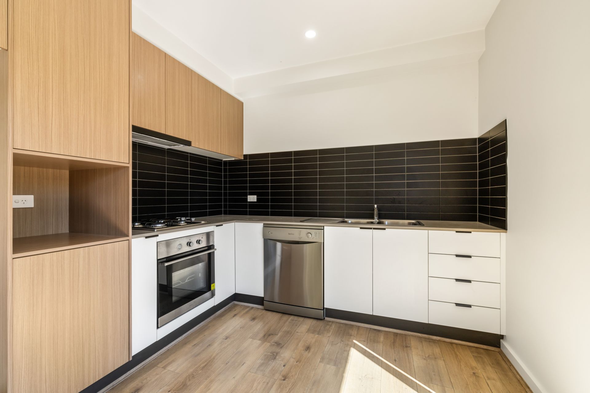 Stylish 2-Bedroom Townhouse in the Heart of Reservoir!