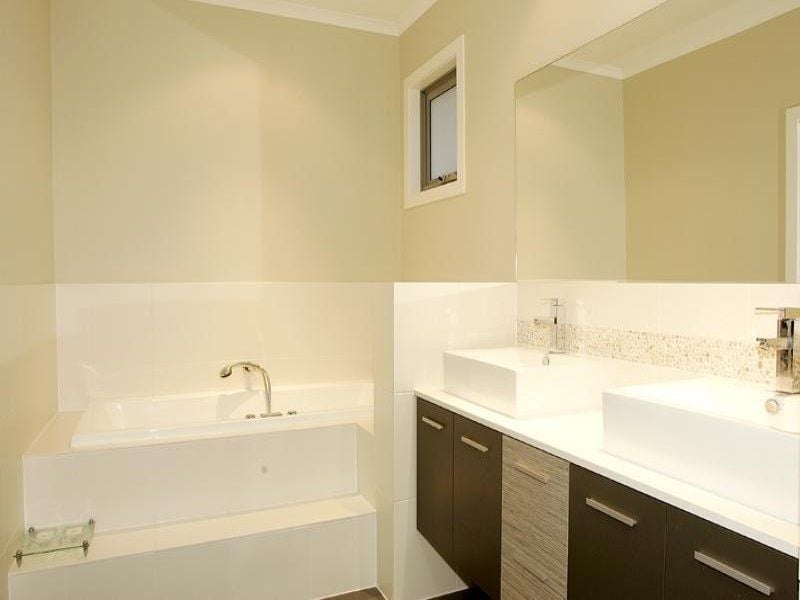 2 Stradbroke Gardens, Caroline Springs - Thumbnail 7