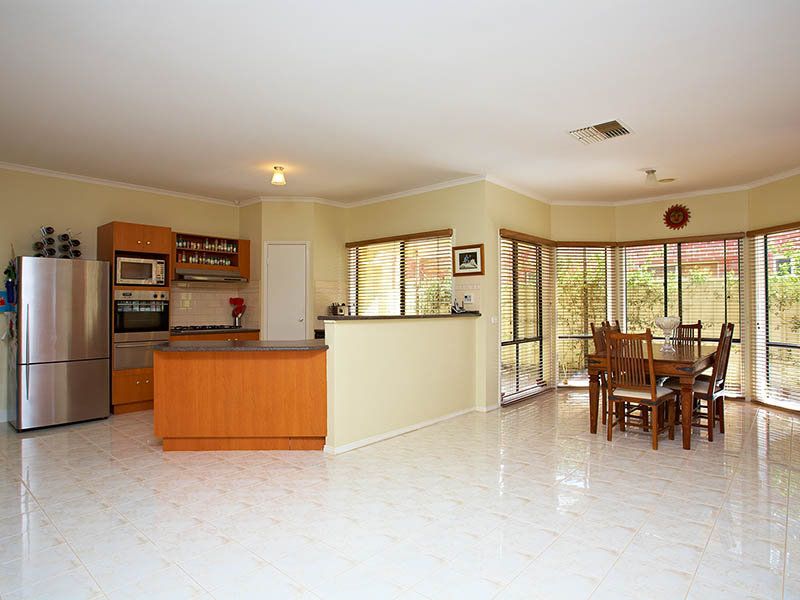 18 Emerald Court, Caroline Springs - Thumbnail 4