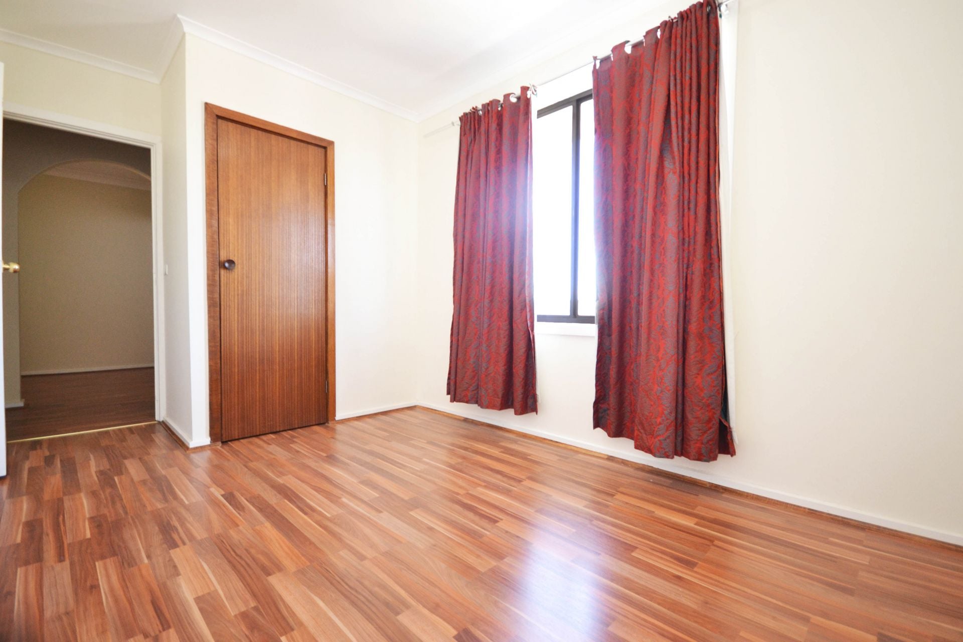 PERFECTLY POSITIONED 6 BEDROOM FAMILY HOME!