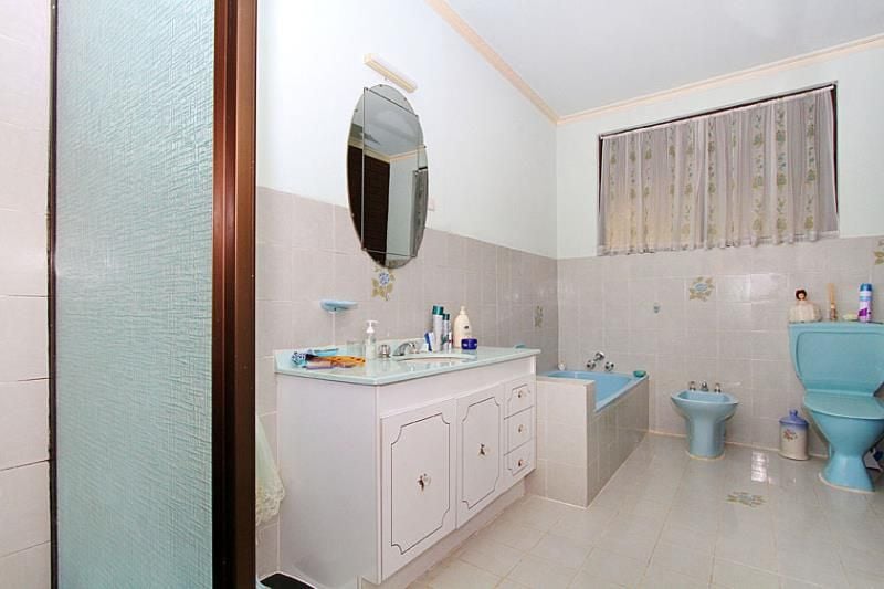 Four Bedroom Home in Thornbury! Enough Said
