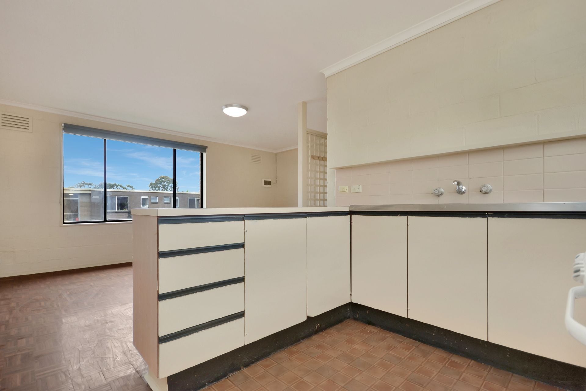 RENOVATED STUDIO