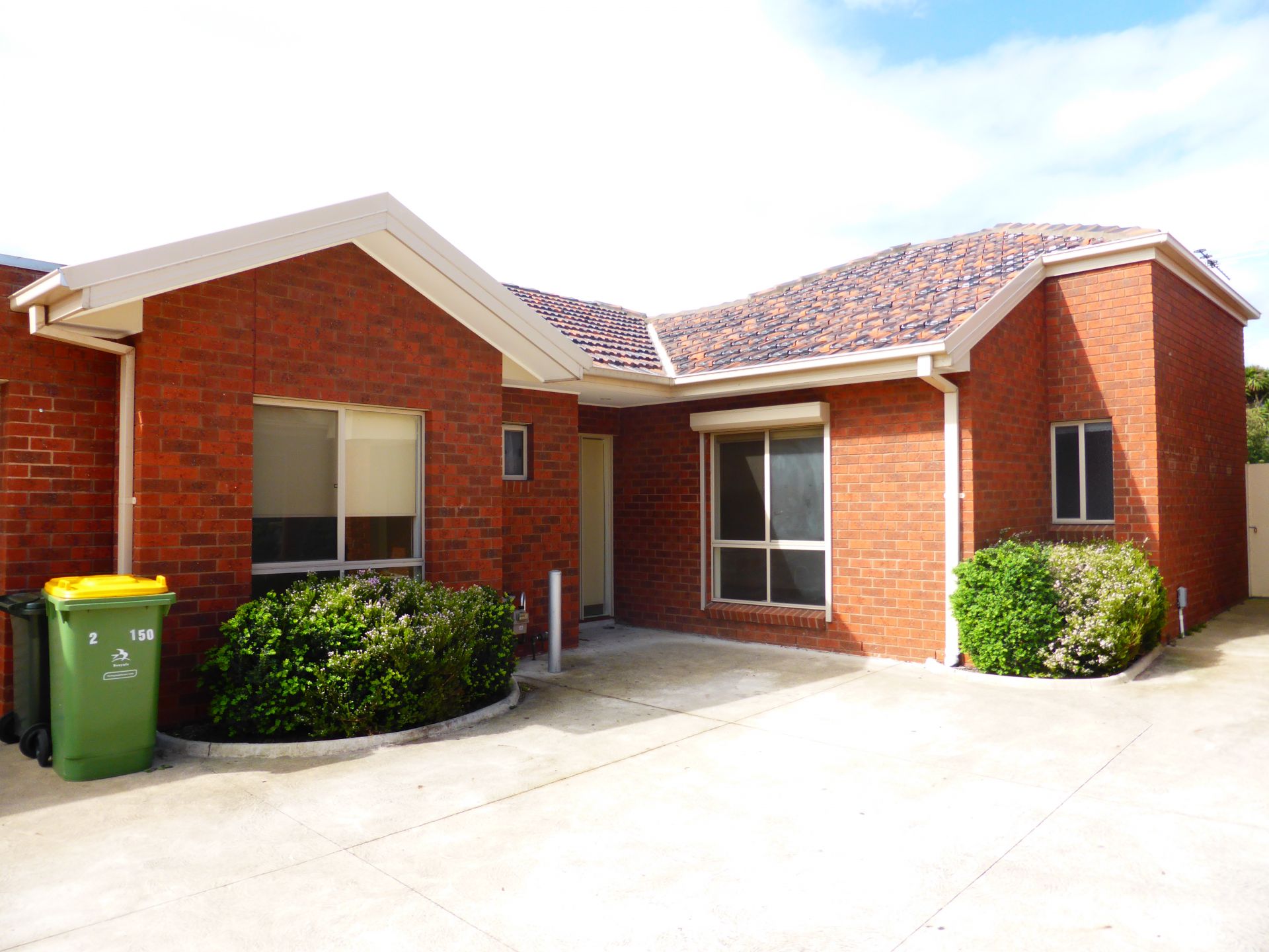 Immaculate 3 bedroom unit for filling all your desires!