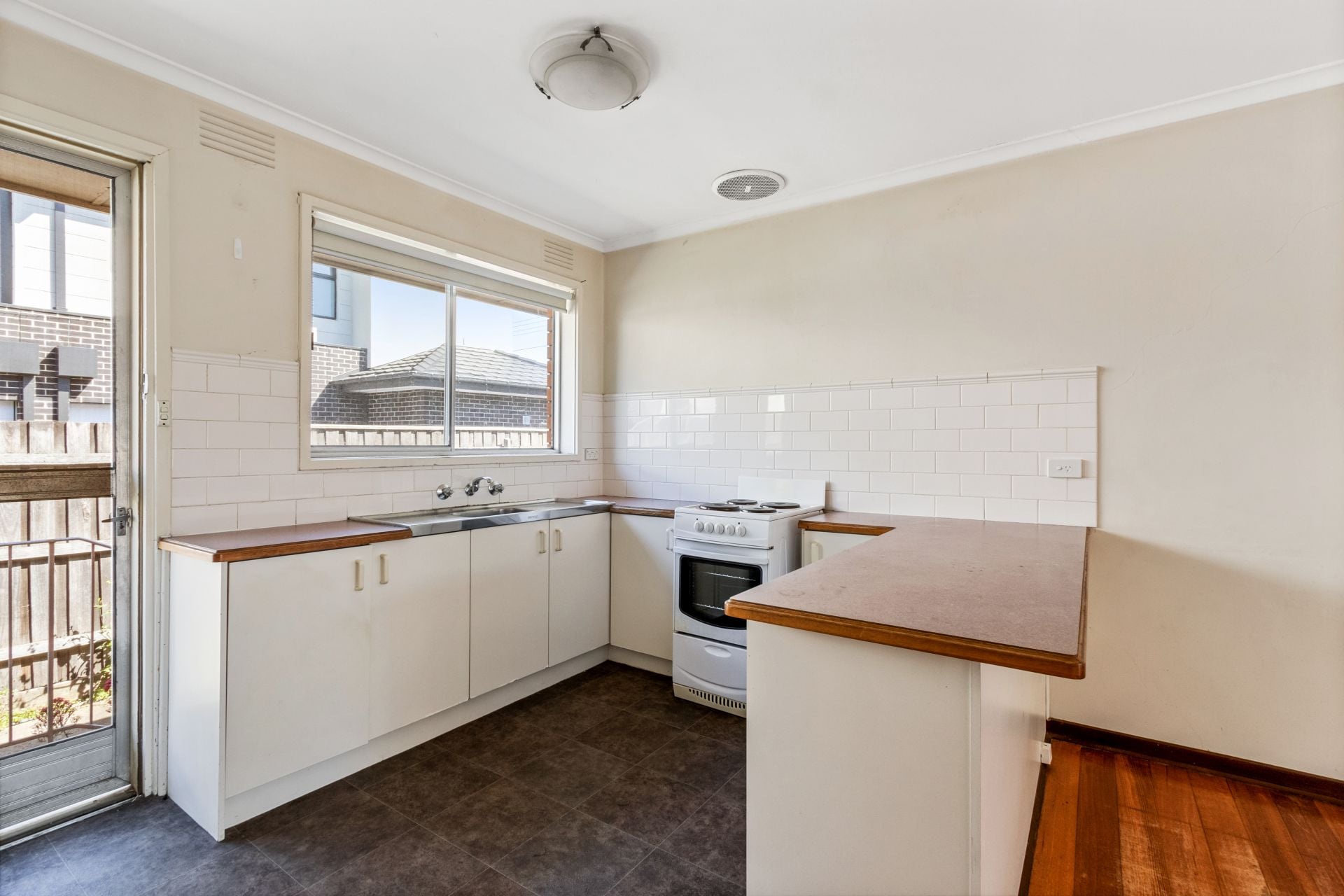 JUST A SHORT WALK FROM LA TROBE UNIVERSITY!