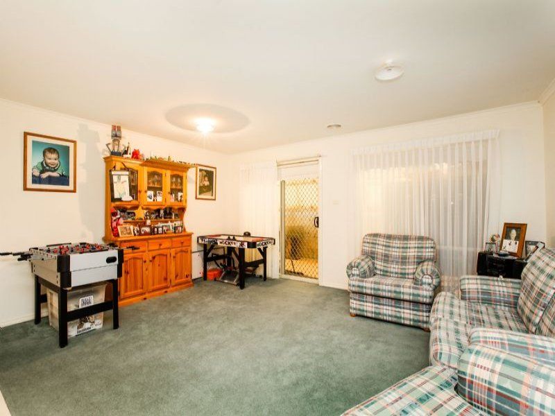 16 Cobblestone Green, Caroline Springs - Thumbnail 3