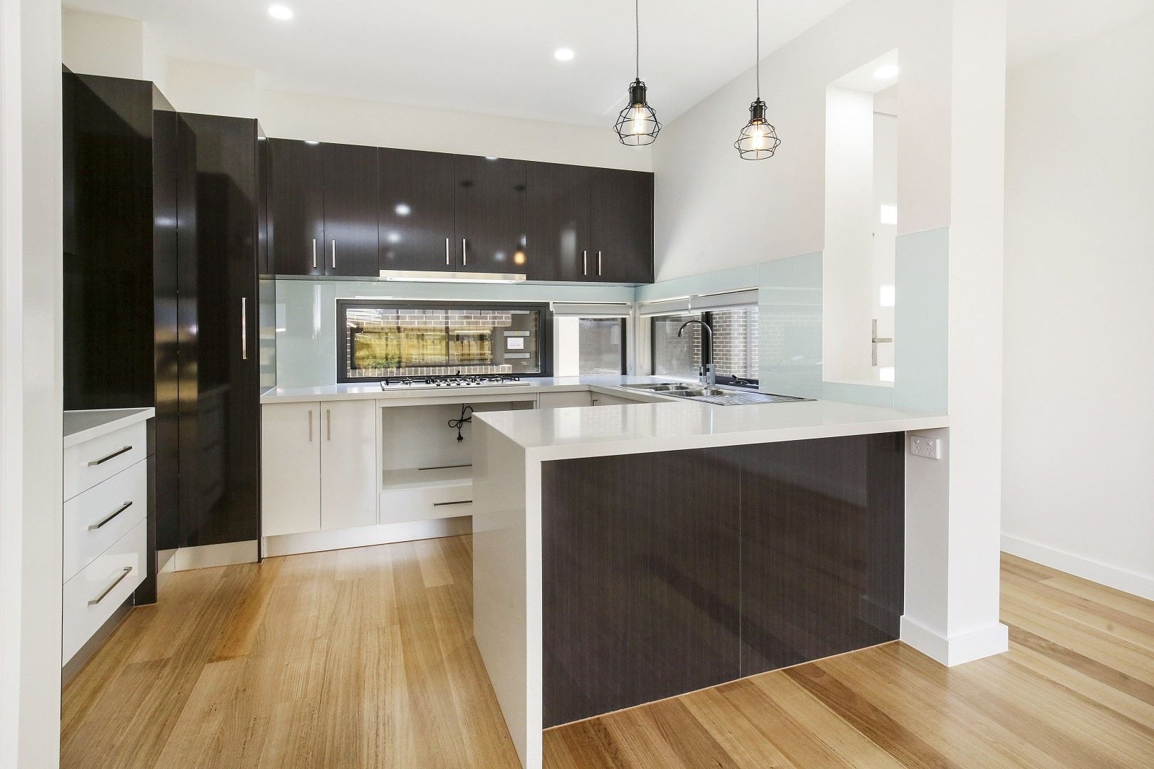 MODERN FULLY FURNISHED TOWNHOUSE