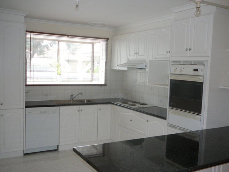 12 Carinza Avenue, Altona Meadows - Thumbnail 4
