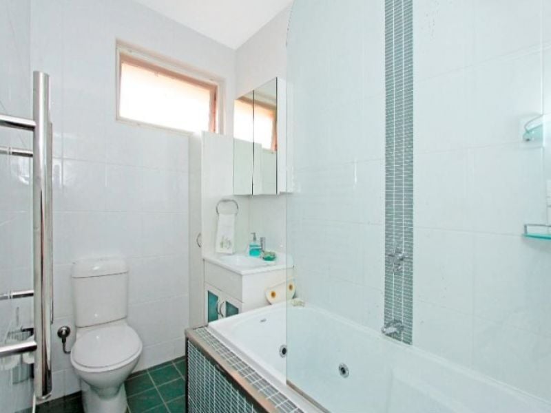 Quality investment, leafy outlook, top floor, rear of block