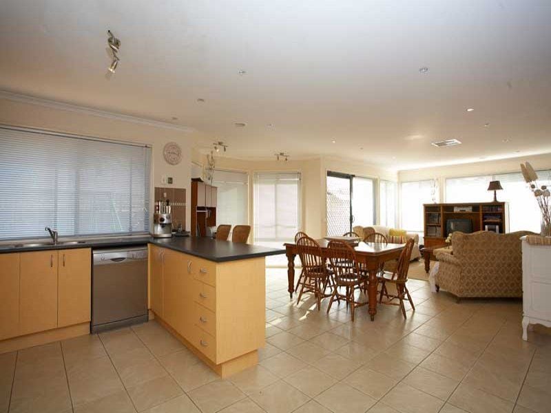 14 Scenic Drive, Sanctuary Lakes - Thumbnail 4