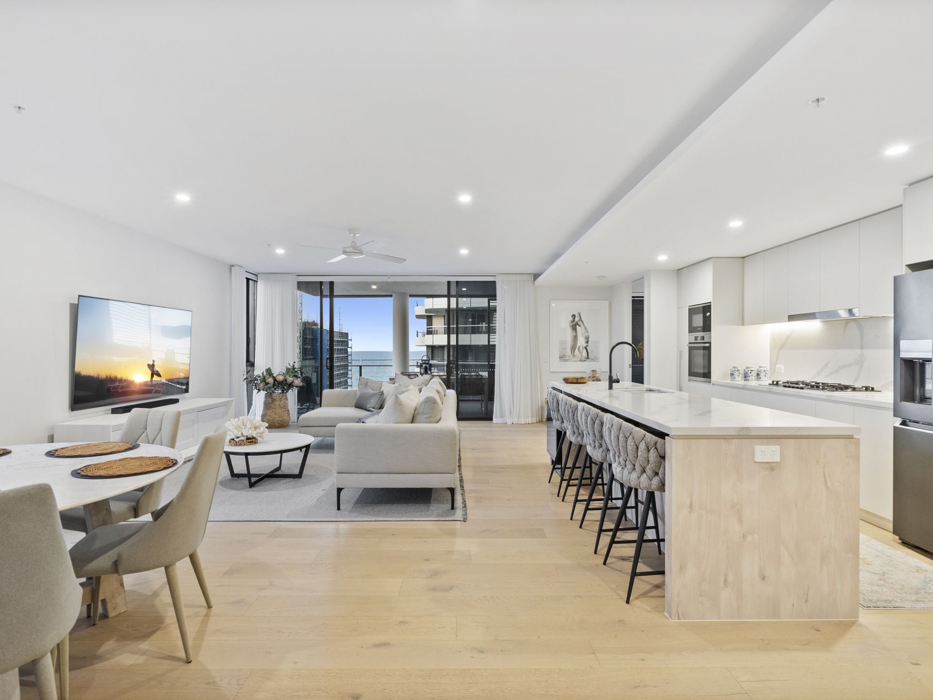 1301/5 Pacific Street, Main Beach - Thumbnail 2