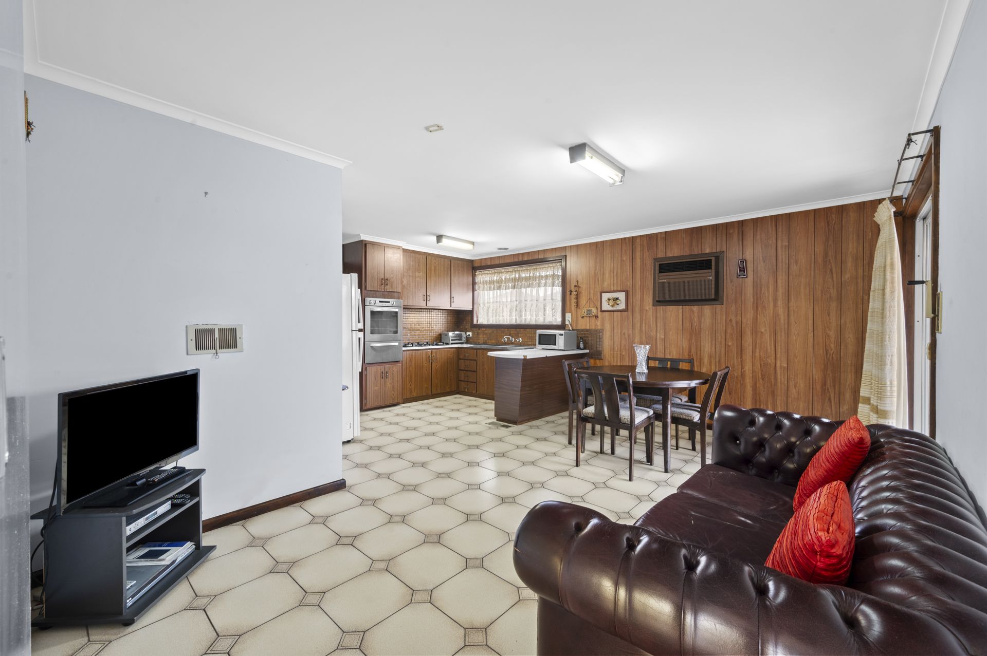 SUBSTANTIAL FAMILY HOME - 4 BEDROOMS, 2 BATHROOMS