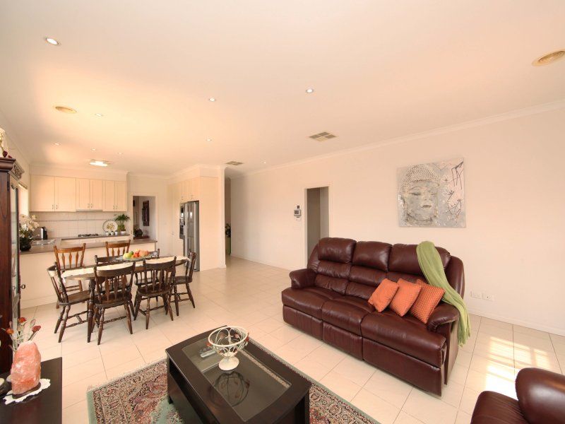 16 Rialton Rise SOUTH MORANG, South Morang - Thumbnail 6