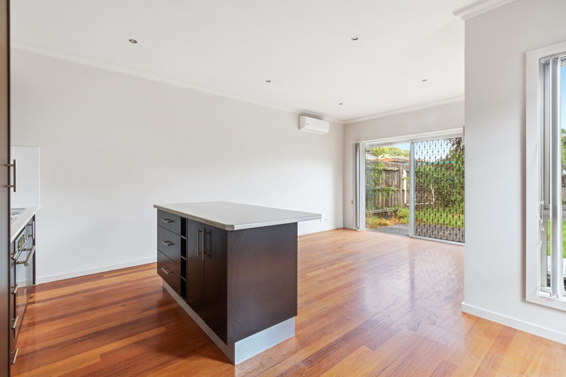 Modern 2 Bedroom Unit!