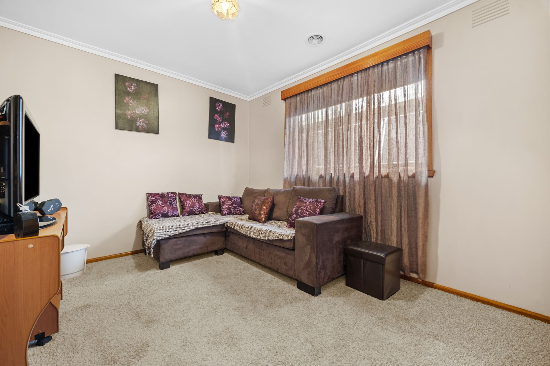WALK TO SHOPS, SCHOOLS AND EPPING TRAIN STATION
