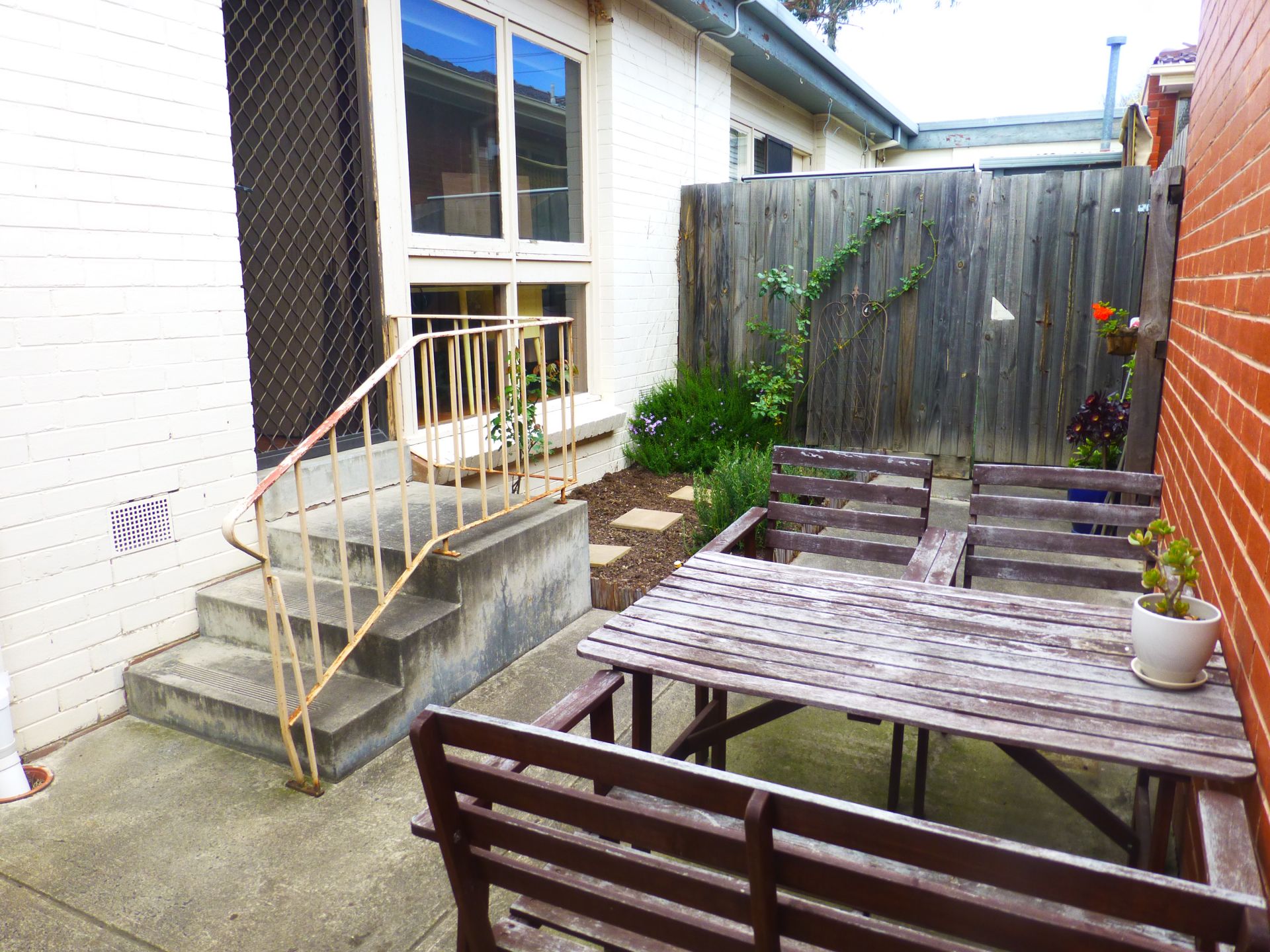Spacious 2 Bedroom Cosy Unit!