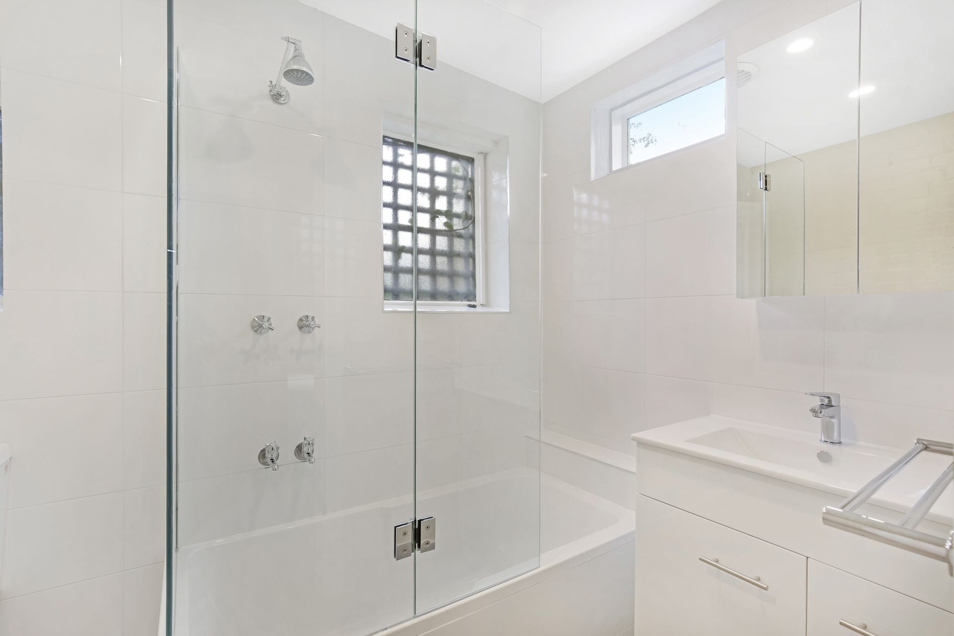 CLASSIC BRICK TERRACE IN GREAT LOCATION