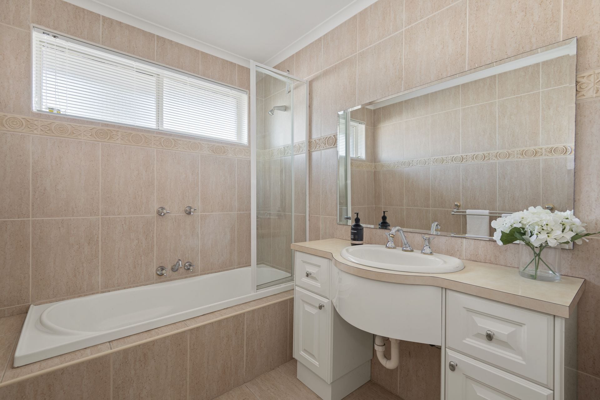 MODERN APPEAL - GREAT LOCATION