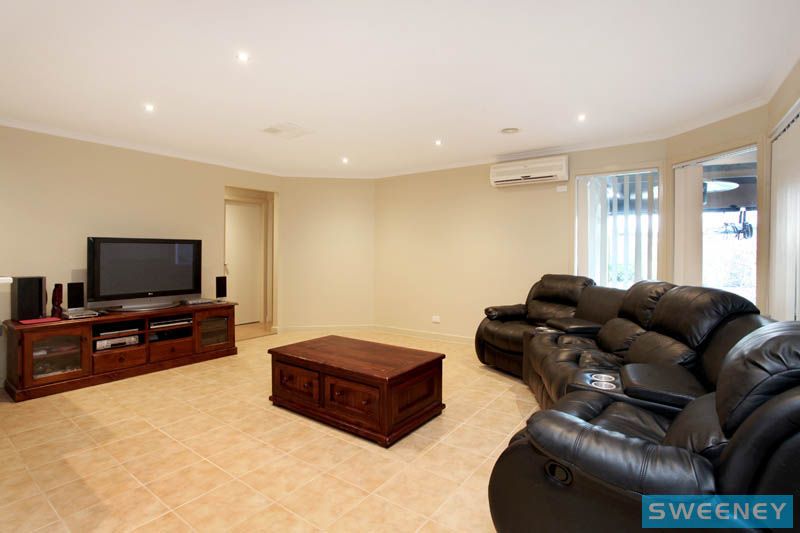 18 Herrington Turn, Caroline Springs - Thumbnail 8