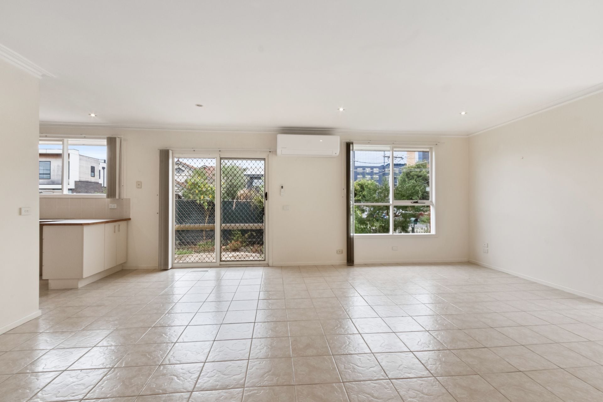 Super Spacious & Conveniently Position Family Home!!