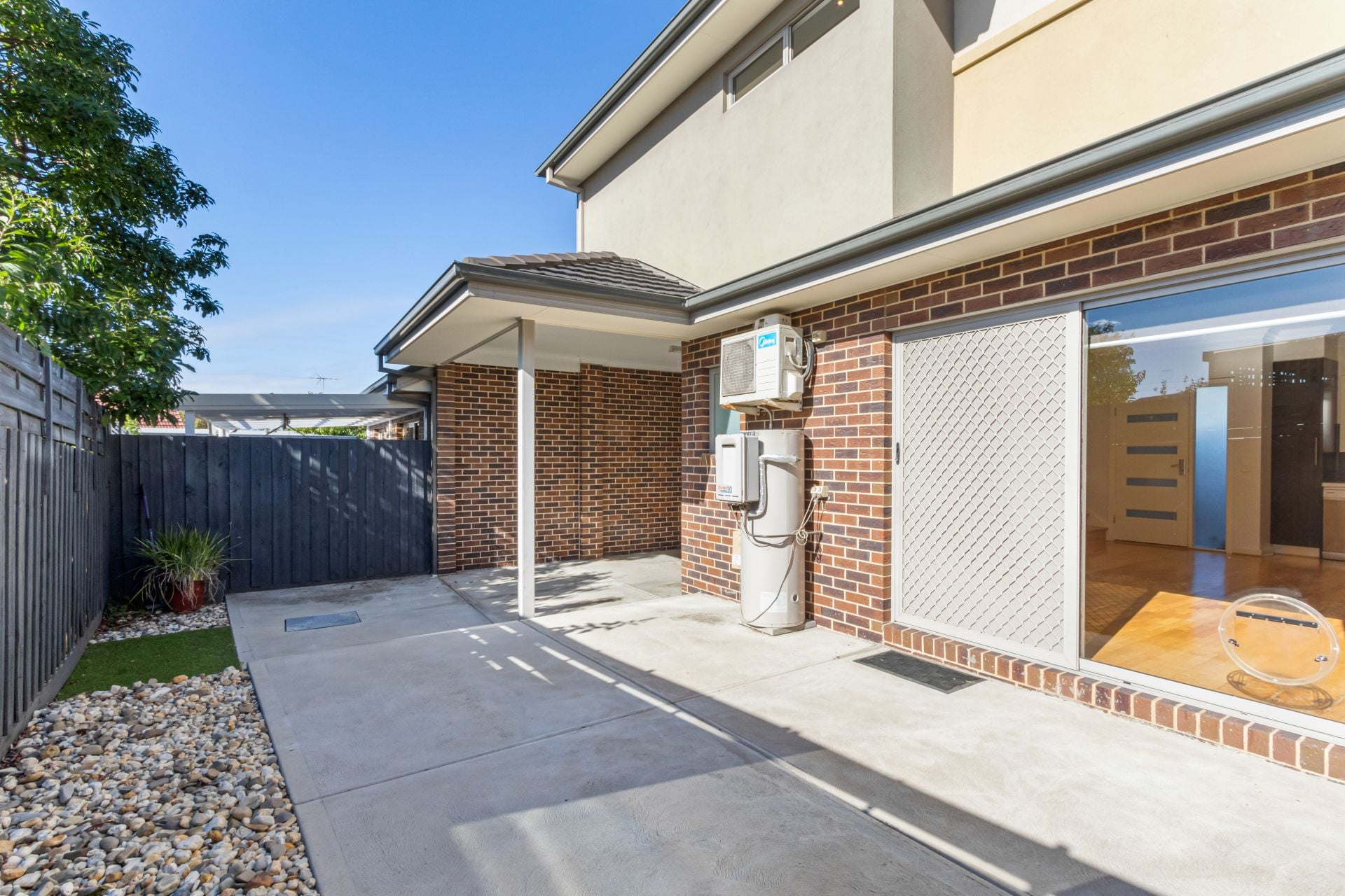 Spacious, stylish townhouse