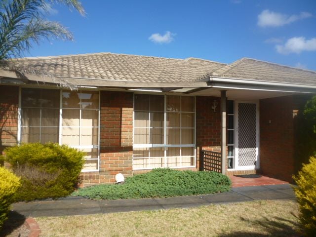 QUIET COURT LOCATION AND CLOSE TO ALL AMENITIES!