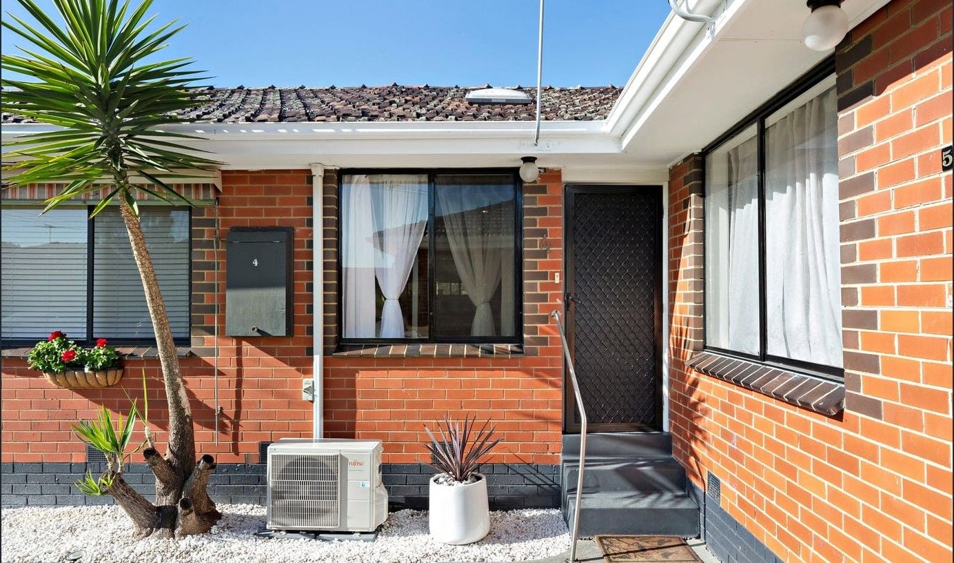 Walking distance to Shops!