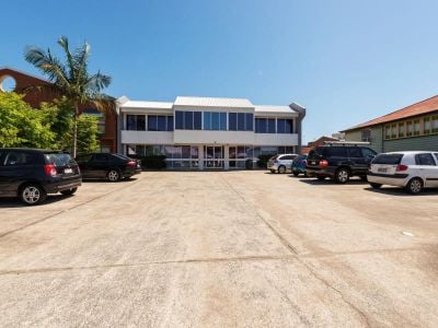 INNER CITY FREESTANDER - WITH UNRIVALLED PARKING!