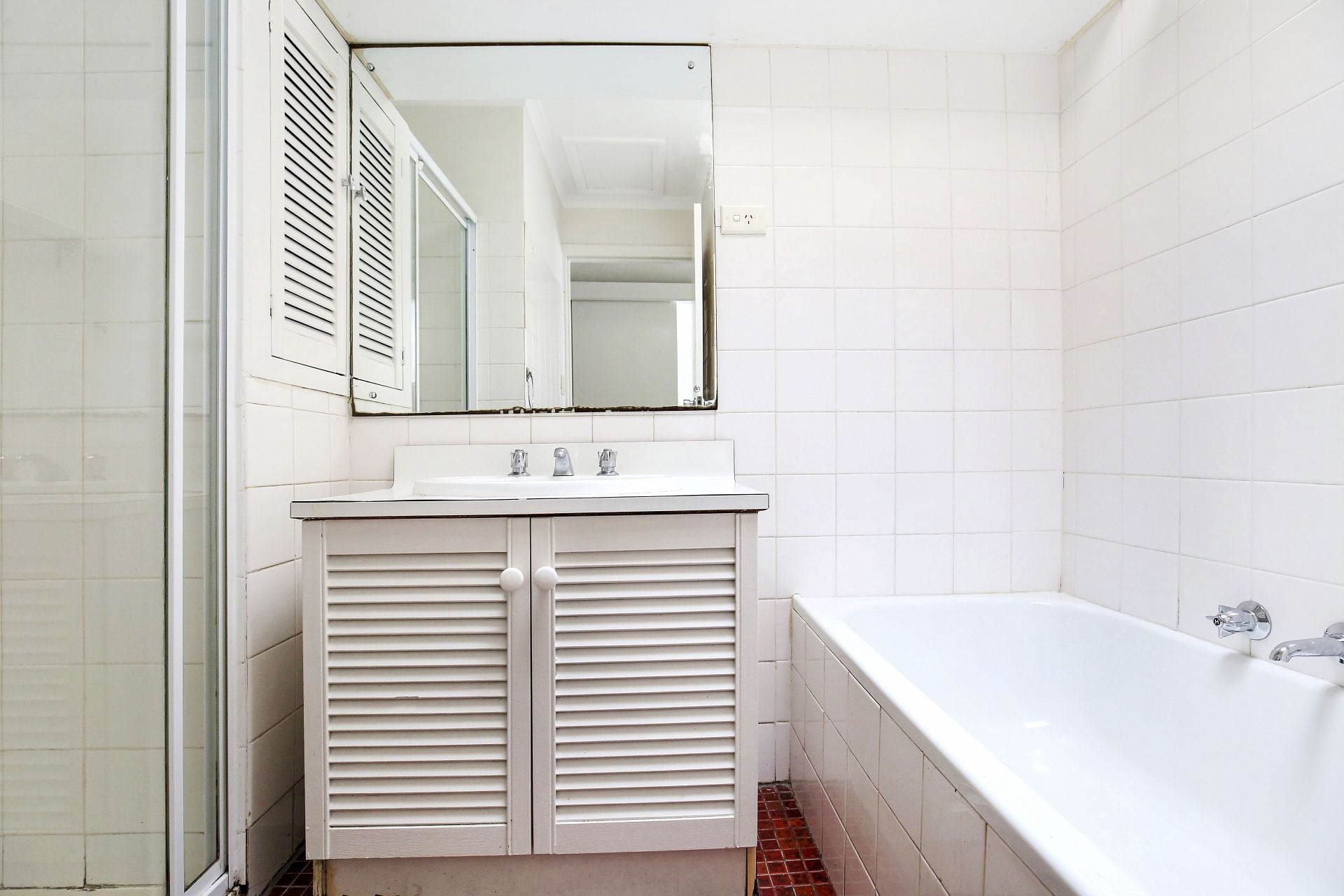 SPACIOUS UNIT IN THE HEART OF RESERVOIR!
