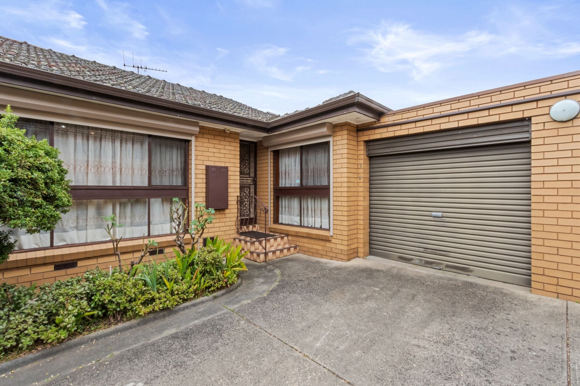 A Vision Of Mid-Century Charm With Spacious Dimensions