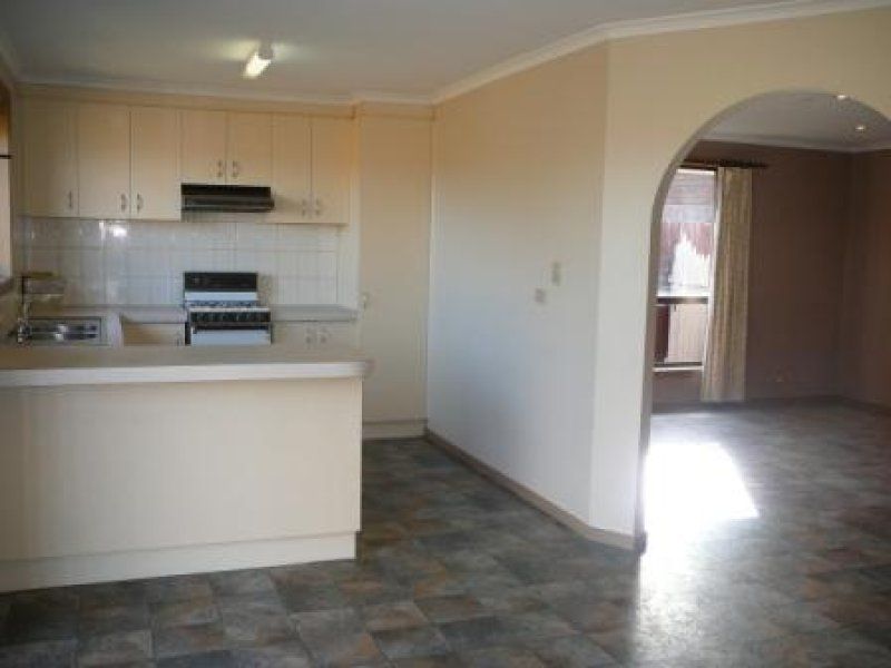2/8 Crellin Avenue, Altona Meadows - Thumbnail 5