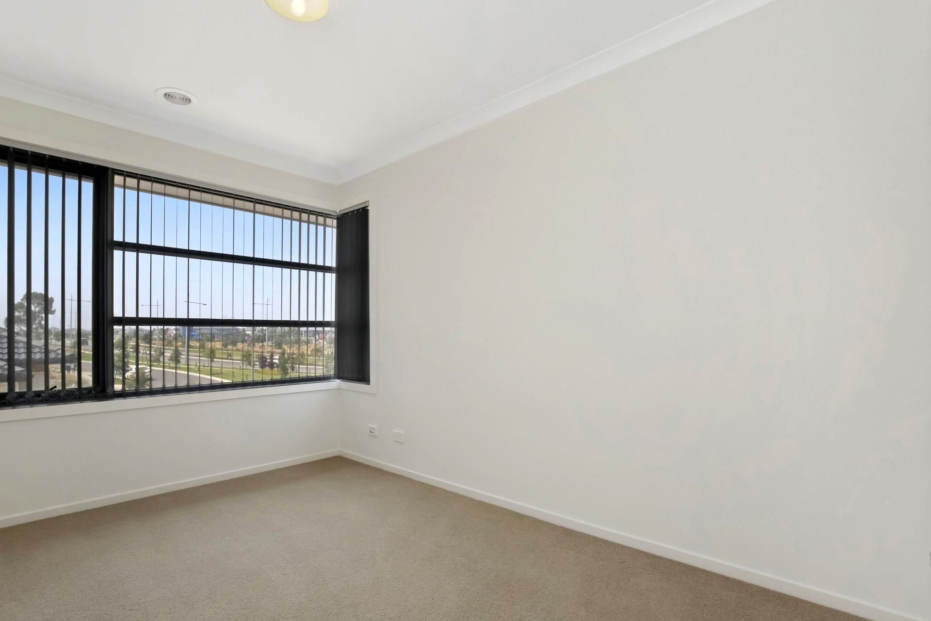 MODERN TOWNHOUSE WELL LOCATED