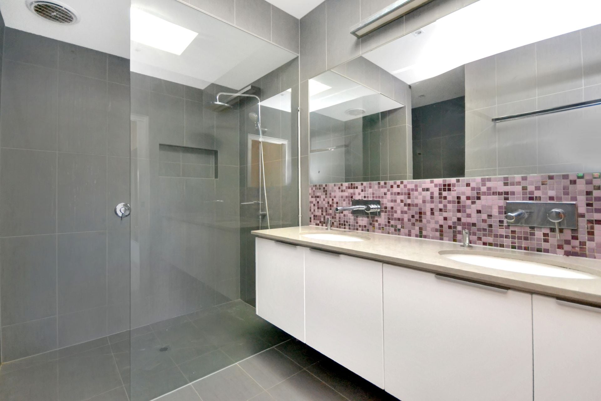 EXQUISITE ELEGANCE IN THE HEART OF THORNBURY