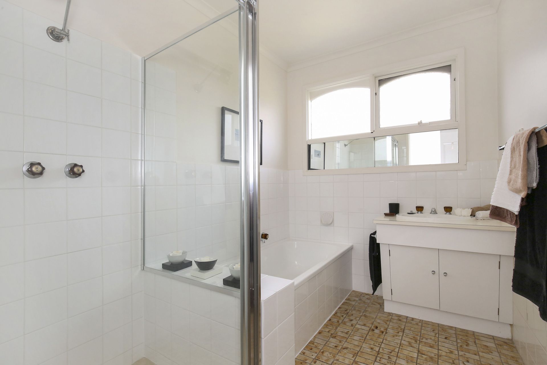 EXTRA SPACIOUS ONE BEDROOM UNIT