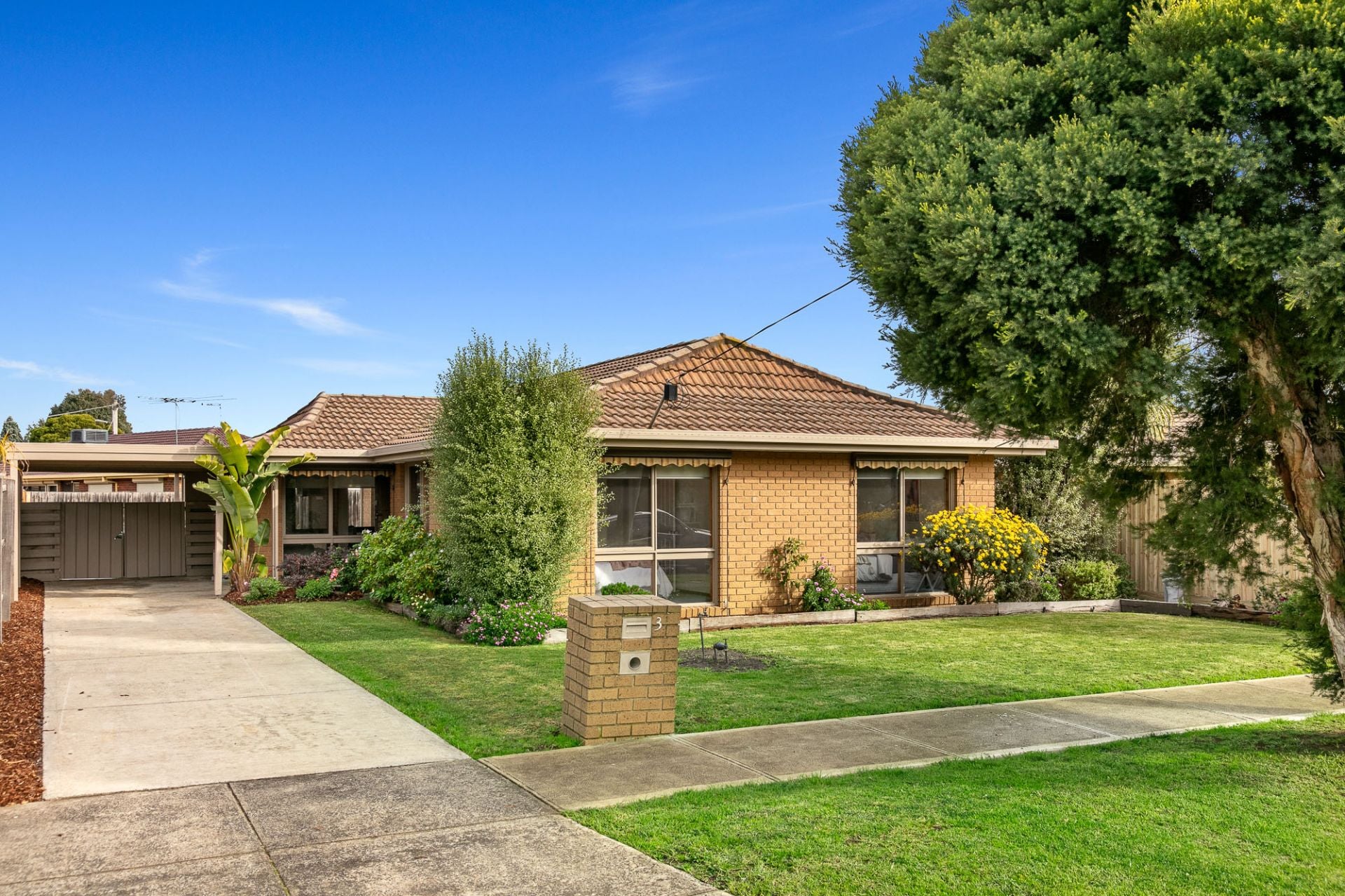 AN IMMACULATE 4 BEDDER