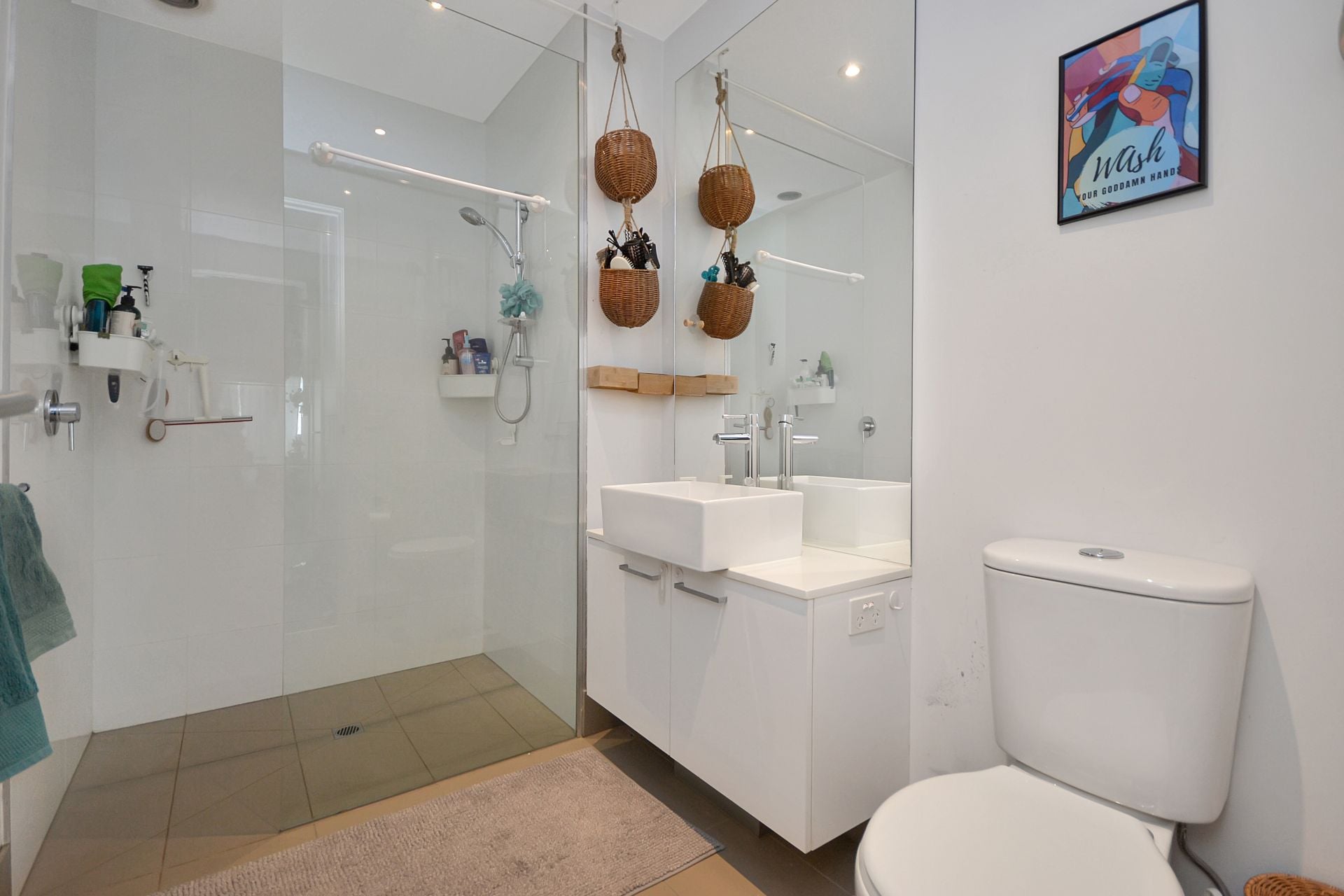 STYLISH APARTMENT LIVING IN A VIBRANT LIFESTYLE SETTING