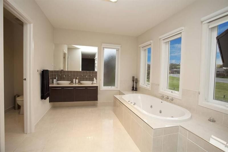 ***APPROVED APPLICATION PENDING*** SPACIOUS, STYLISH & A SUPERB LOCATION!! PERFECT 4 BEDROOM FAMILY HOME!!