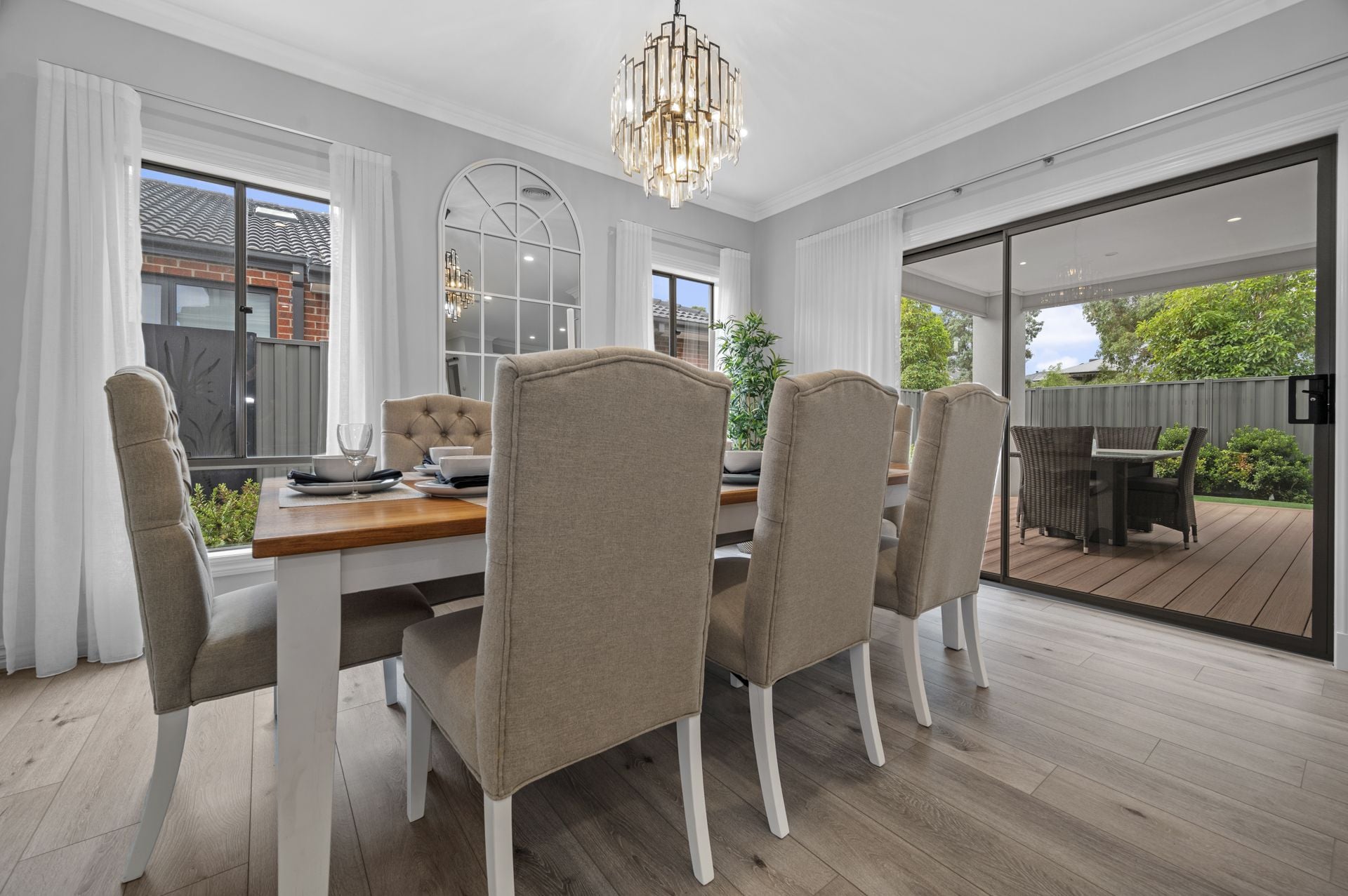 FULLY FURNISHED EX DISPLAY FAMILY HOME