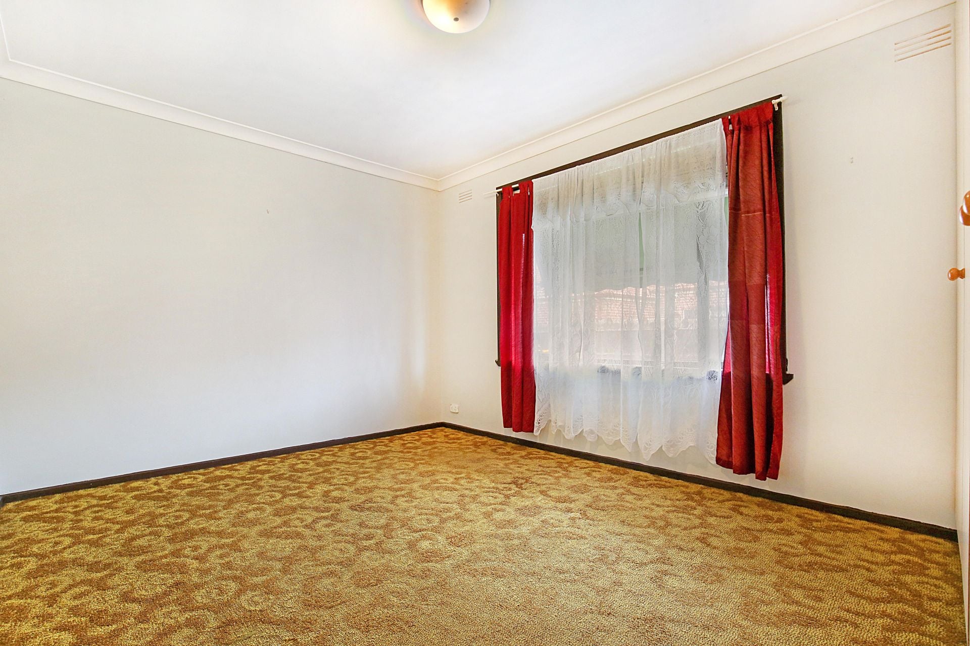 WALKING DISTANCE TO AMENITIES!