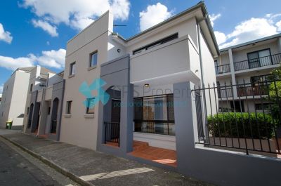 STYLISH SPLIT-LEVEL ONE BEDROOM RESIDENCE FEATURING PRIVATE LANEWAY ACCESS