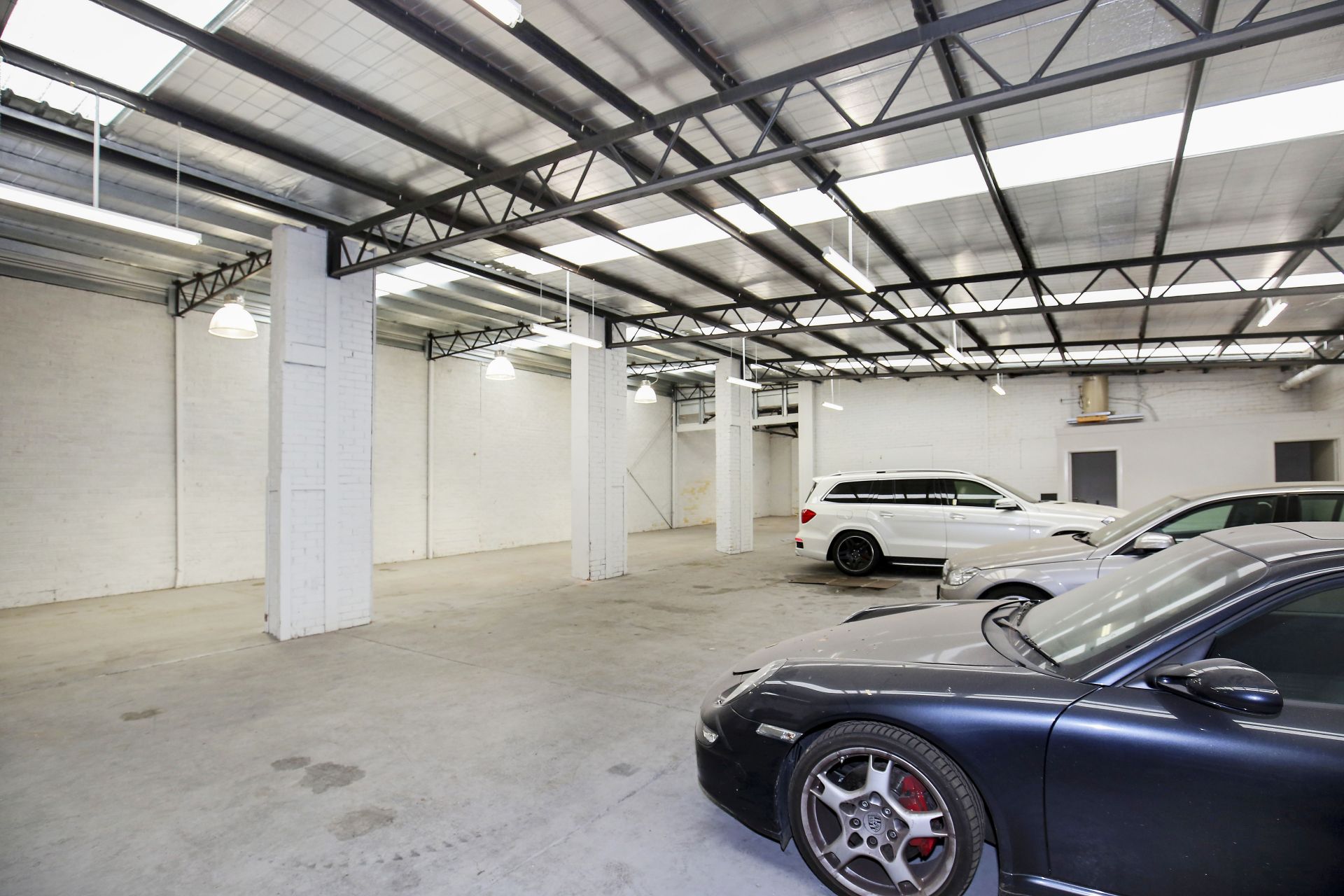 VERSATILE FACTORY IN POPULAR INDUSTRIAL AREA