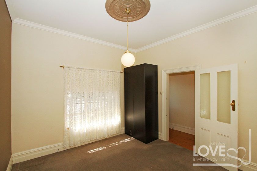CLASSIC BRICK TERRACE IN GREAT LOCATION
