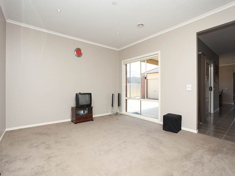 1 Hascombe Drive, Caroline Springs - Thumbnail 8