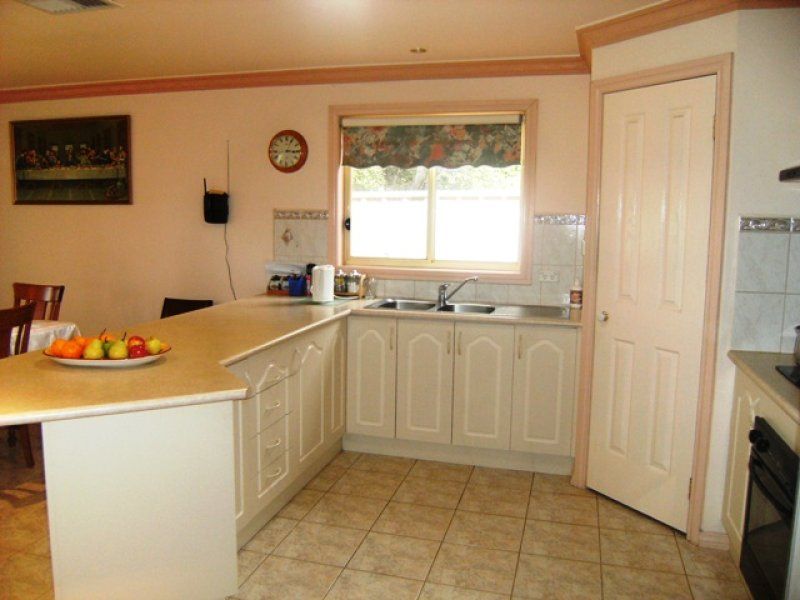 4 Goulburn Circuit, Caroline Springs - Thumbnail 3