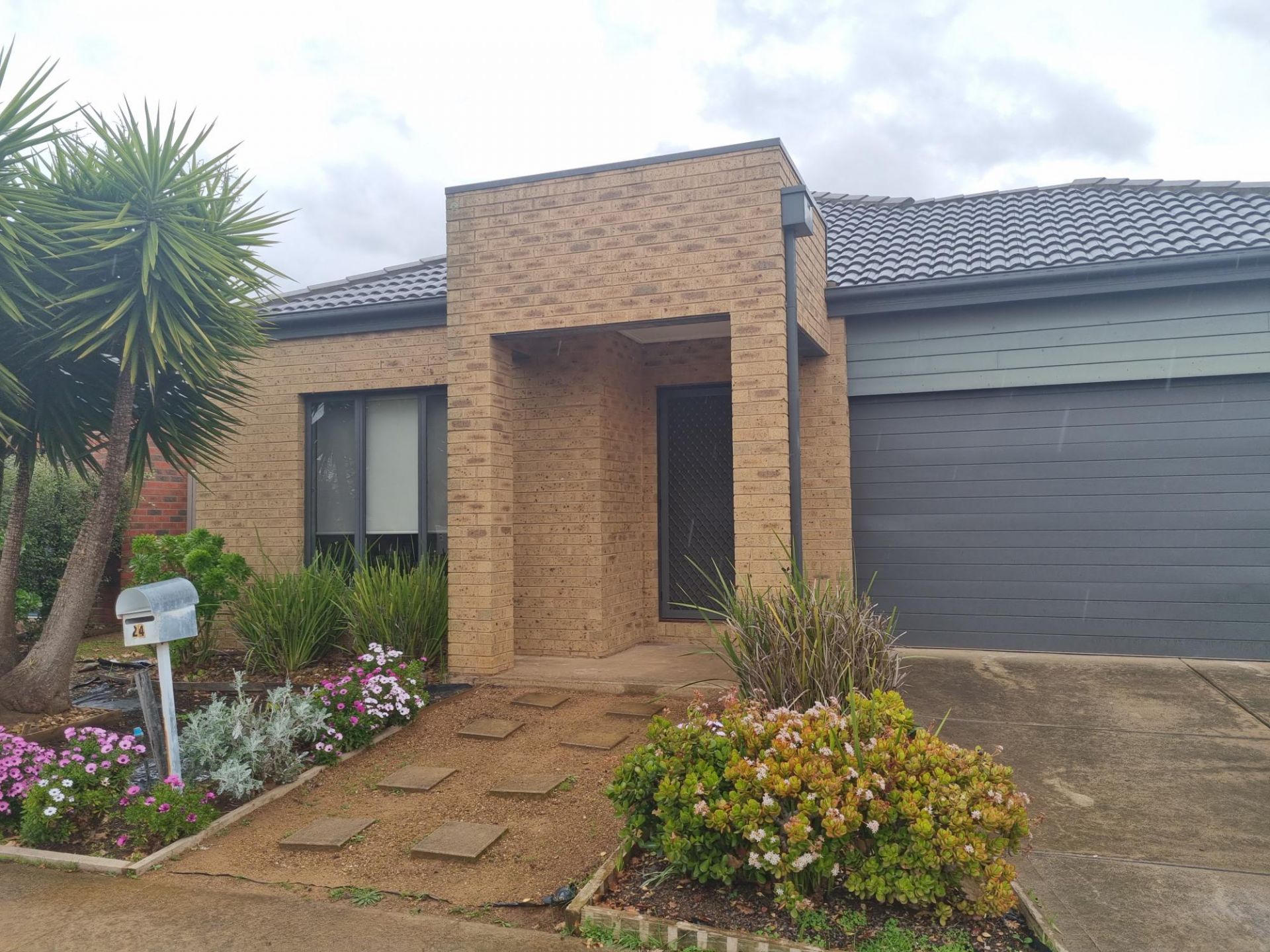 24 Oakview Parade, CAROLINE SPRINGS Sweeney Estate Agents