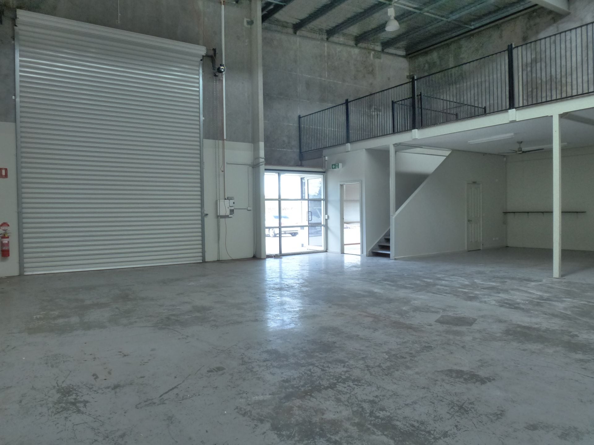 FACTORY/WAREHOUSE WITH OFFICE IN PRIME LOCATION!