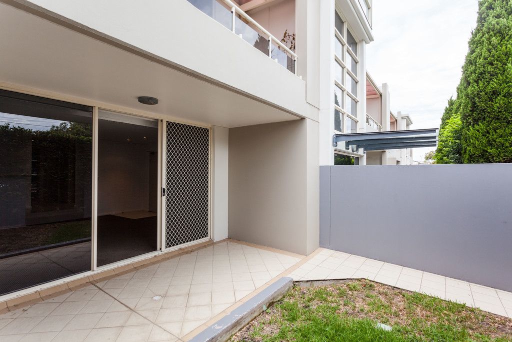 GORGEOUS APARTMENT WITH TWO COURTYARDS