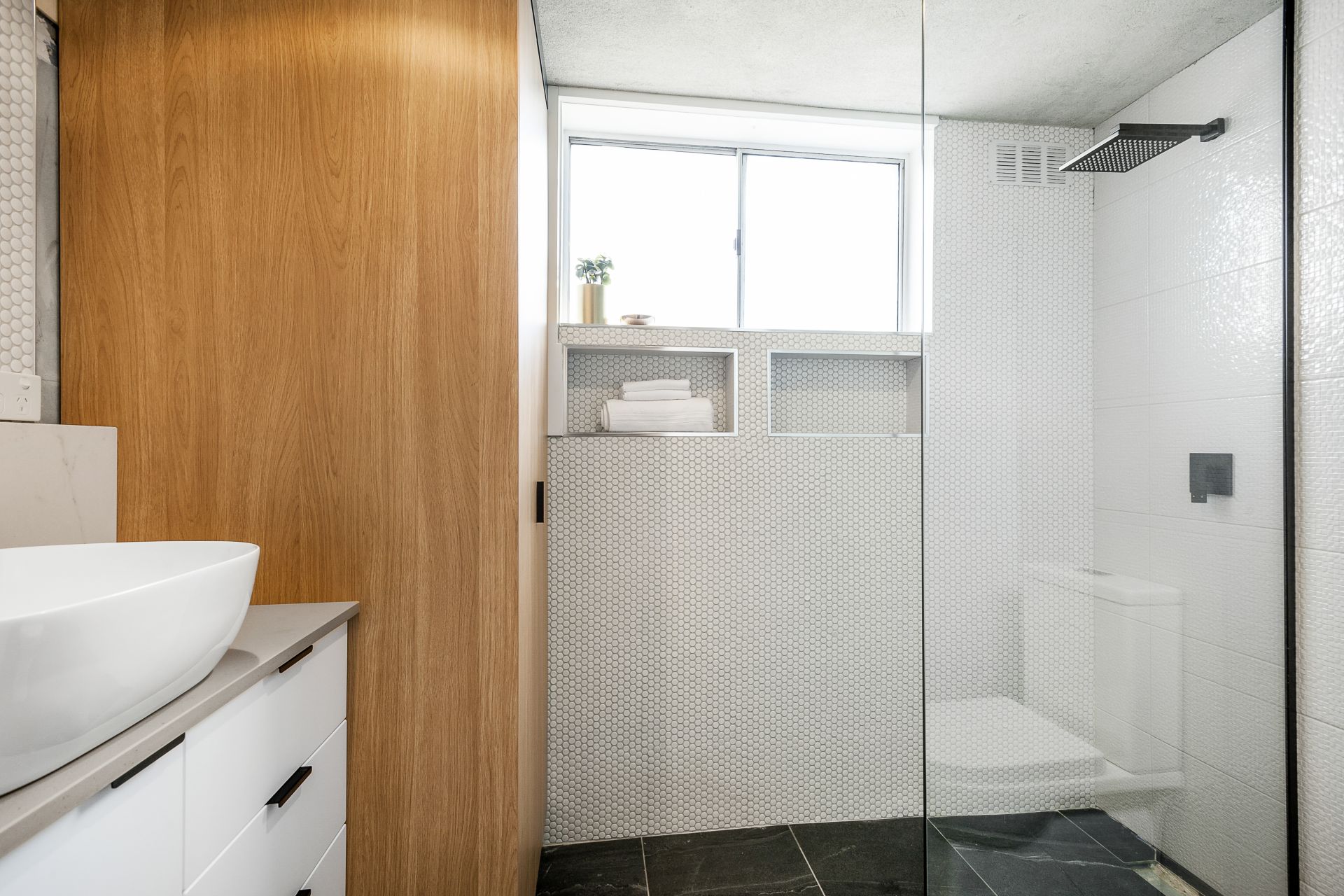 Modern & Bright Ground Floor Apartment with Courtyard!!