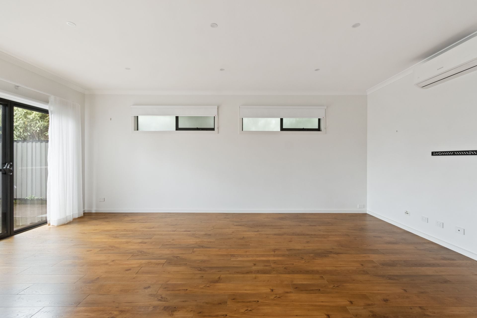 LARGE TOWNHOUSE
